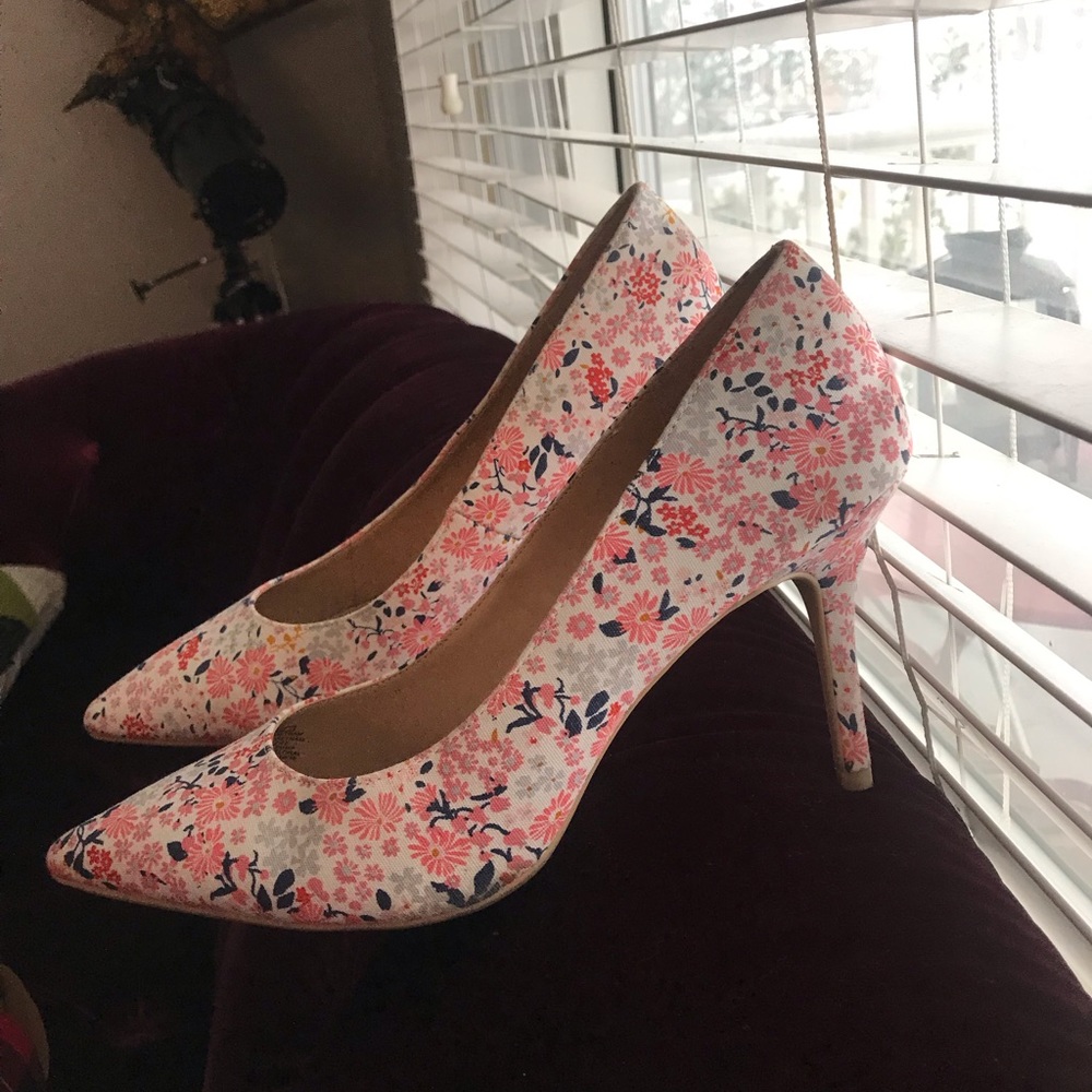 Old Navy peach/navy fabric flower print 3” heels